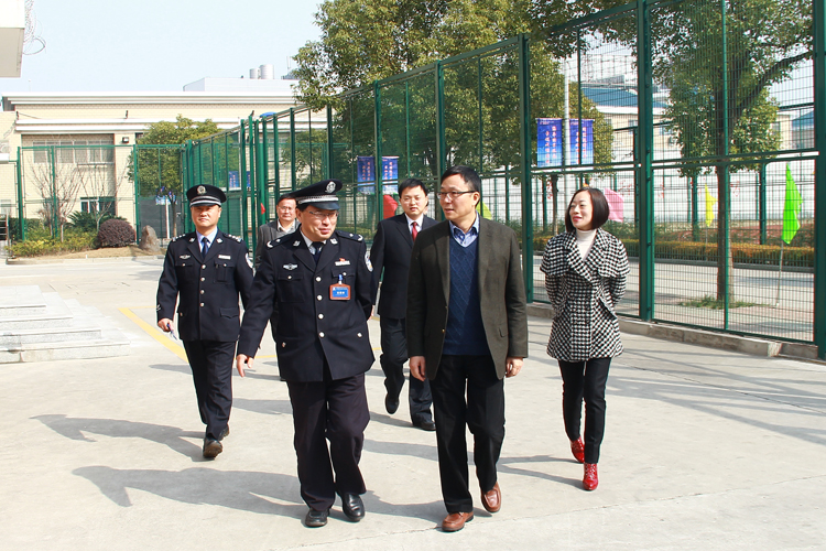 首页 闵检要闻  我院潘祖全检察长春节期间慰问驻北新泾监狱检察室
